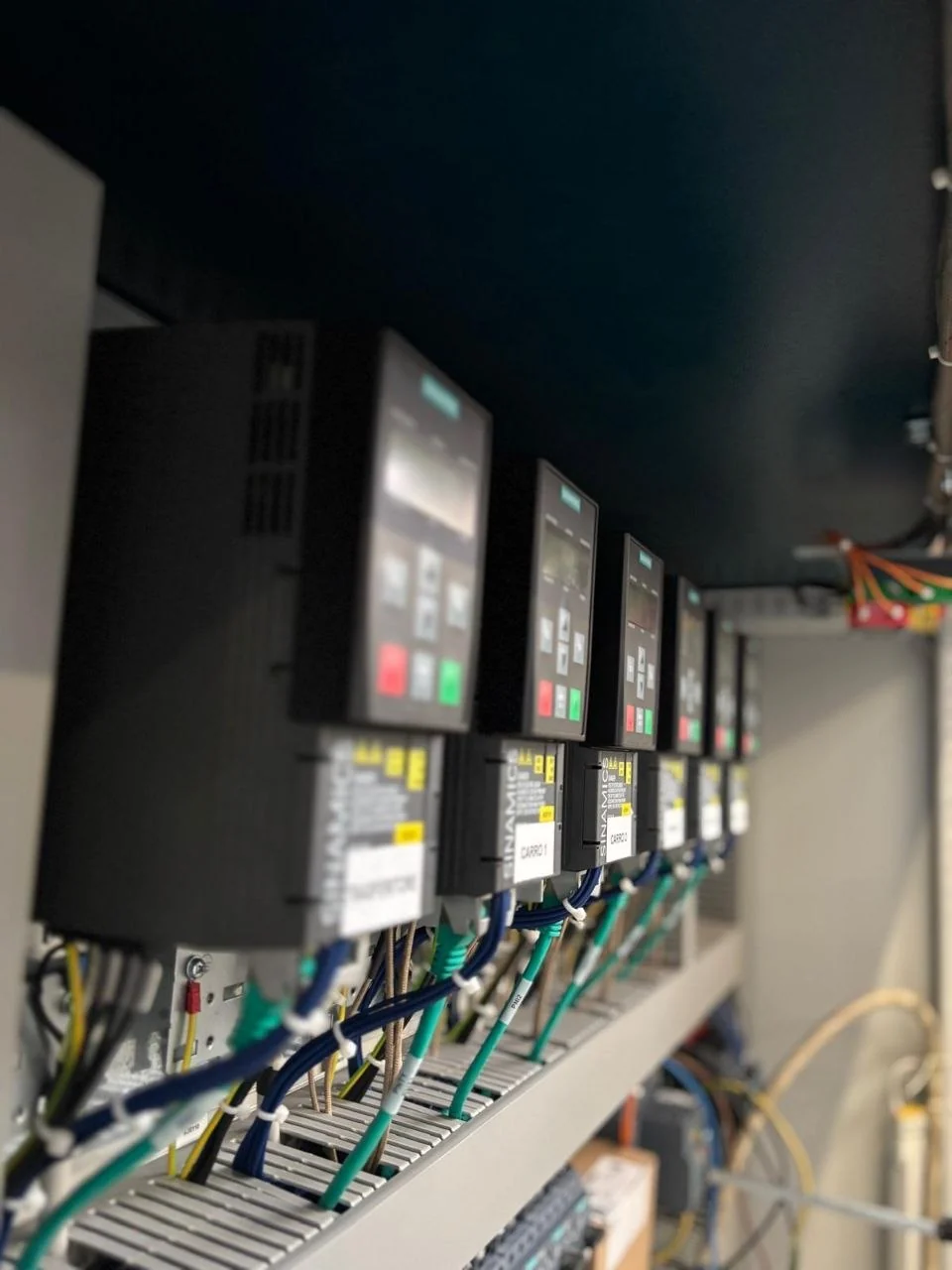 Azionamenti elettronici installati e cablati in un quadro di automazione industriale