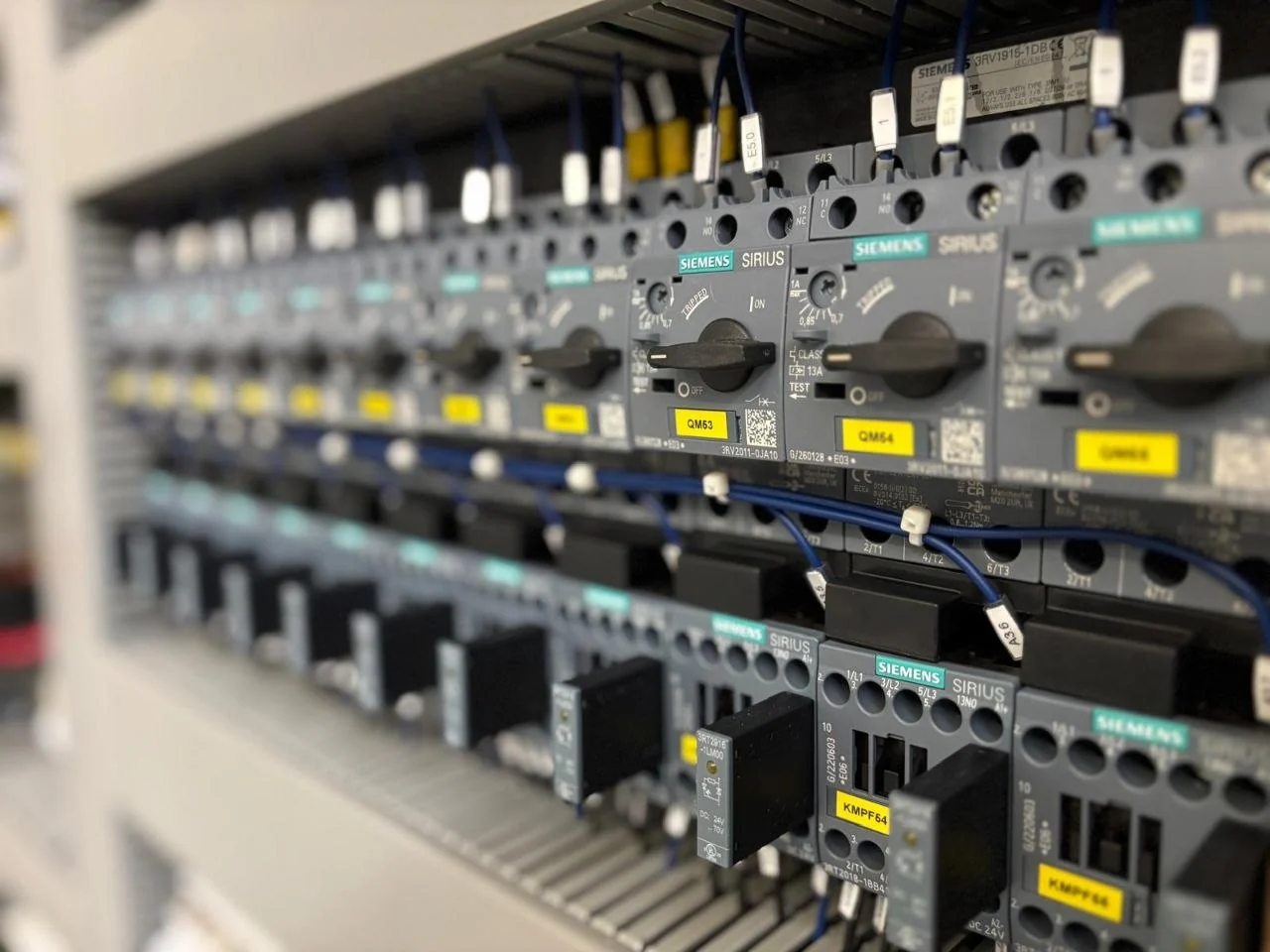 Protezioni motore Siemens SIRIUS disposte in un quadro elettrico