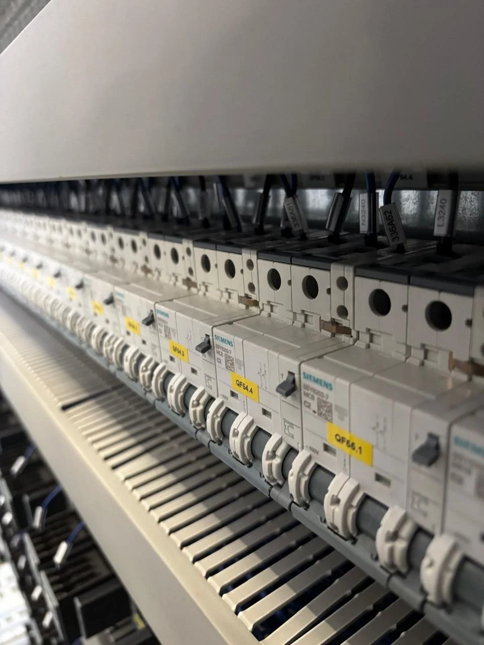 Serie di interruttori e protezioni modulari Siemens installati in un quadro industriale